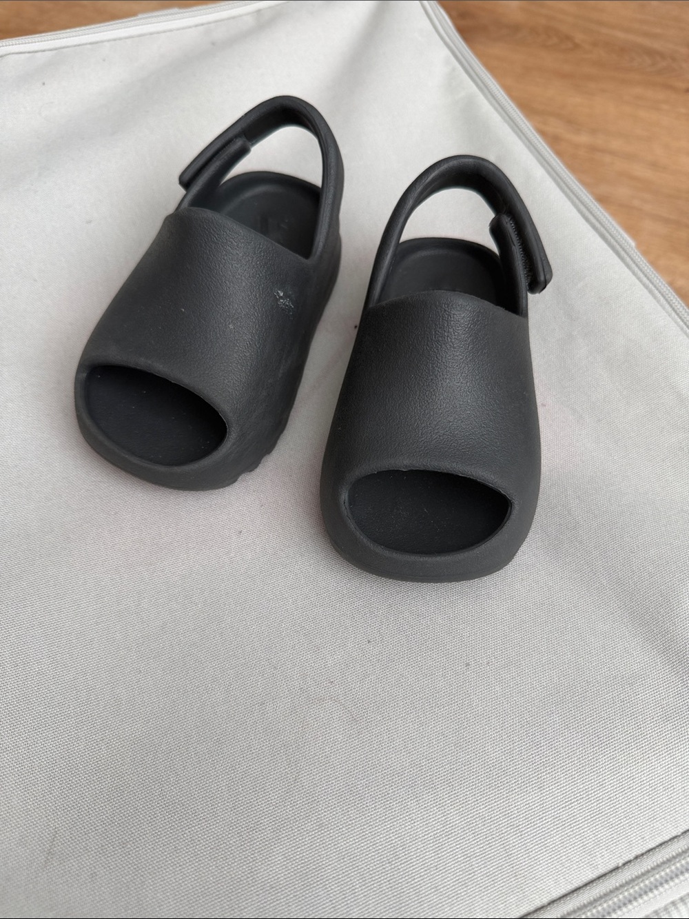 Kids Yeezy slide 7K
